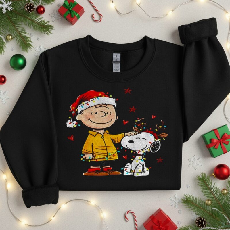 Charlie Brown and Snoopy Santa hat Merry Christmas_Crewneck Sweatshirt