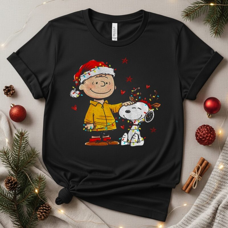 Charlie Brown and Snoopy Santa hat Merry Christmas_T-Shirt