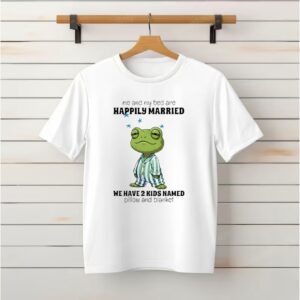 Frog me and my bed are happily married we have 2 kids named pillow and blanket_Classic T-Shirt