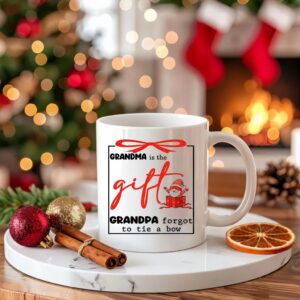Gnome grandma is the gift grandpa forgot to tie a bow Christmas_Ceramic Mug