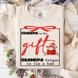 Gnome grandma is the gift grandpa forgot to tie a bow Christmas_Crewneck Sweatshirt
