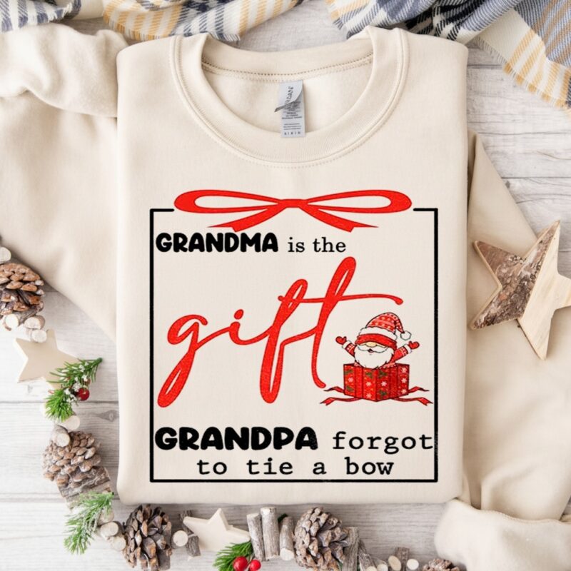 Gnome grandma is the gift grandpa forgot to tie a bow Christmas_Crewneck Sweatshirt