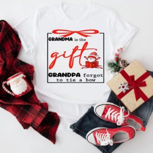 Gnome grandma is the gift grandpa forgot to tie a bow Christmas_T-Shirt