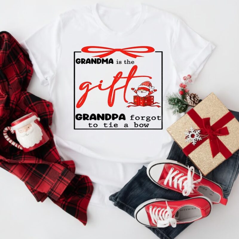 Gnome grandma is the gift grandpa forgot to tie a bow Christmas_T-Shirt