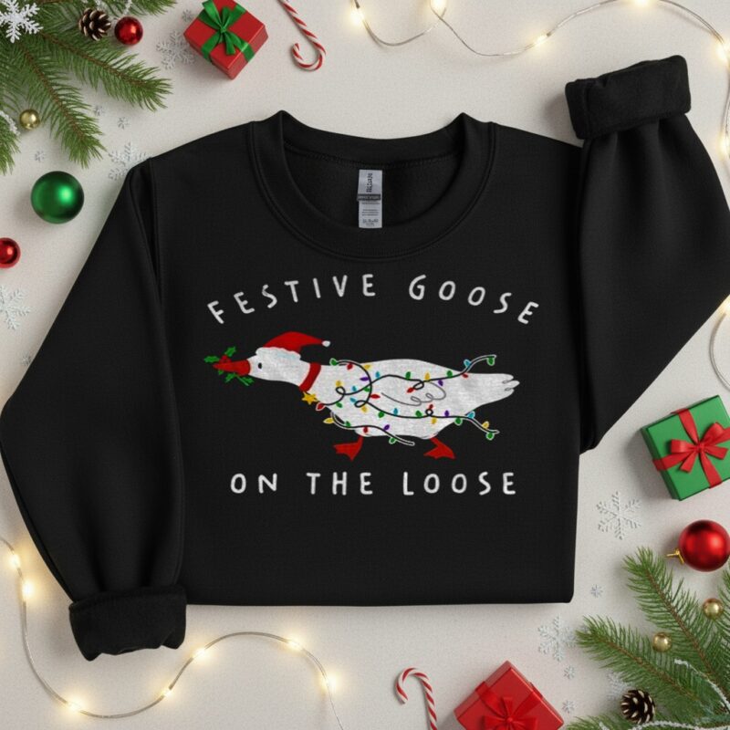 Goose silly Santa hat festive goose on the loose Christmas_Crewneck Sweatshirt