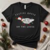 Goose silly Santa hat festive goose on the loose Christmas_T-Shirt