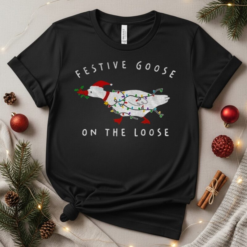 Goose silly Santa hat festive goose on the loose Christmas_T-Shirt